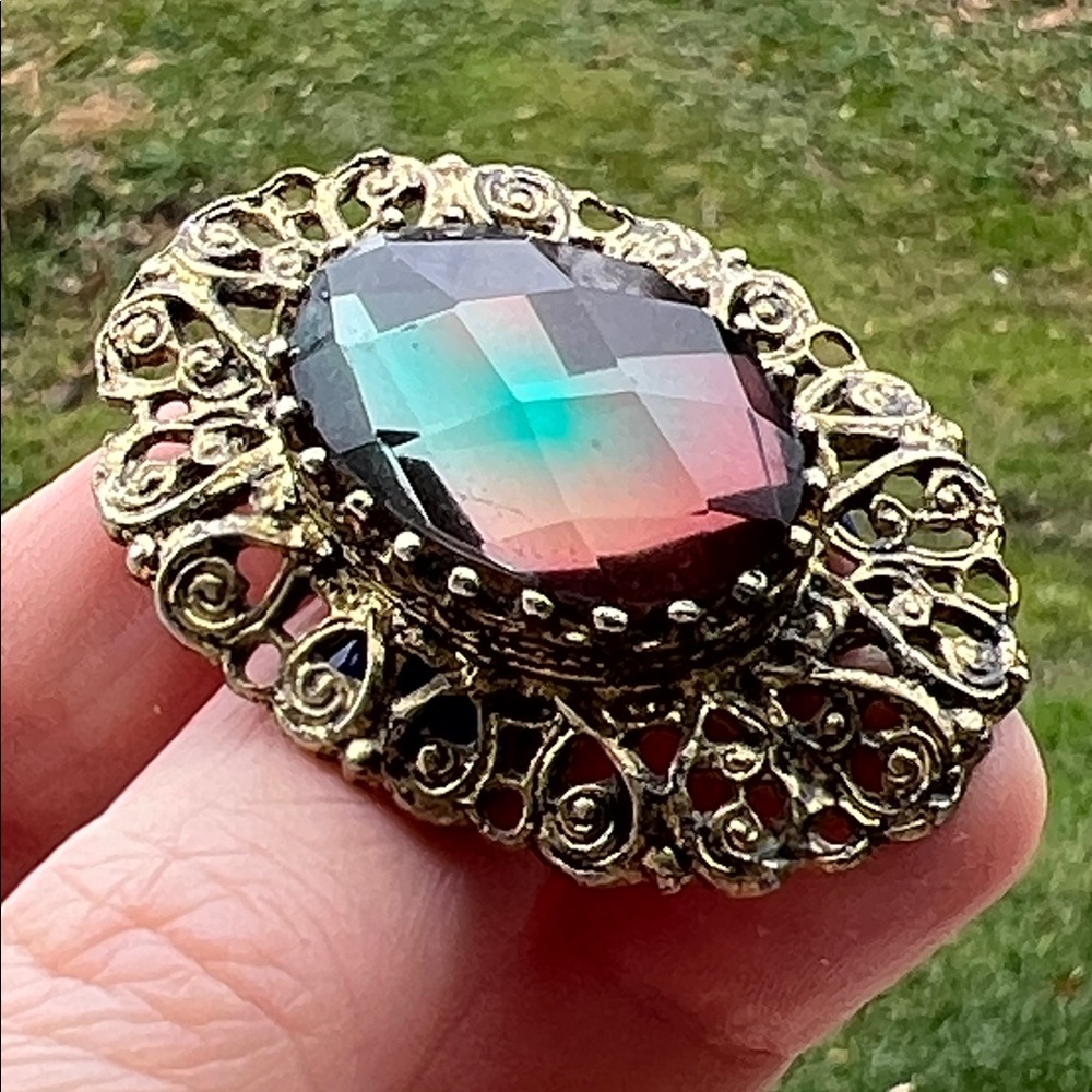 RARE VTG Faceted Oval Sappharine Color Changing Glass Ornate Gold Tone Brooch - Picture 9 of 11